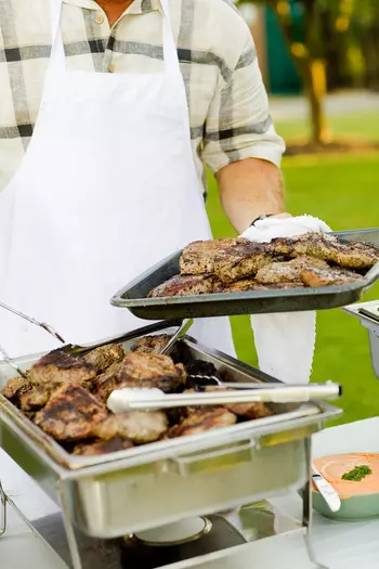 Bufet s roštiljem i roštiljanjem (BBQ)